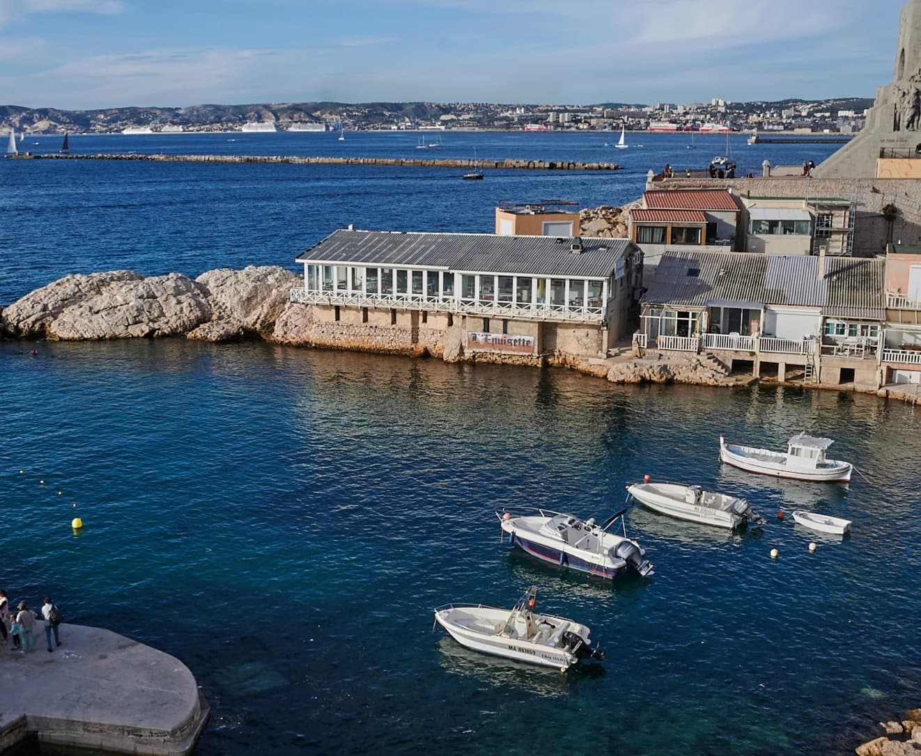 Vue sur le port de Marseille depuis la mer